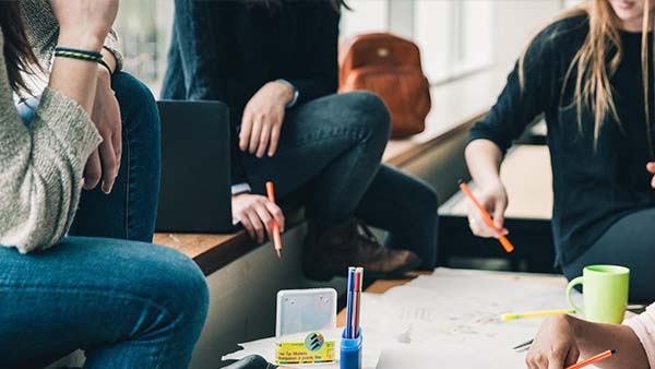 Menschen arbeiten an einem Projekt