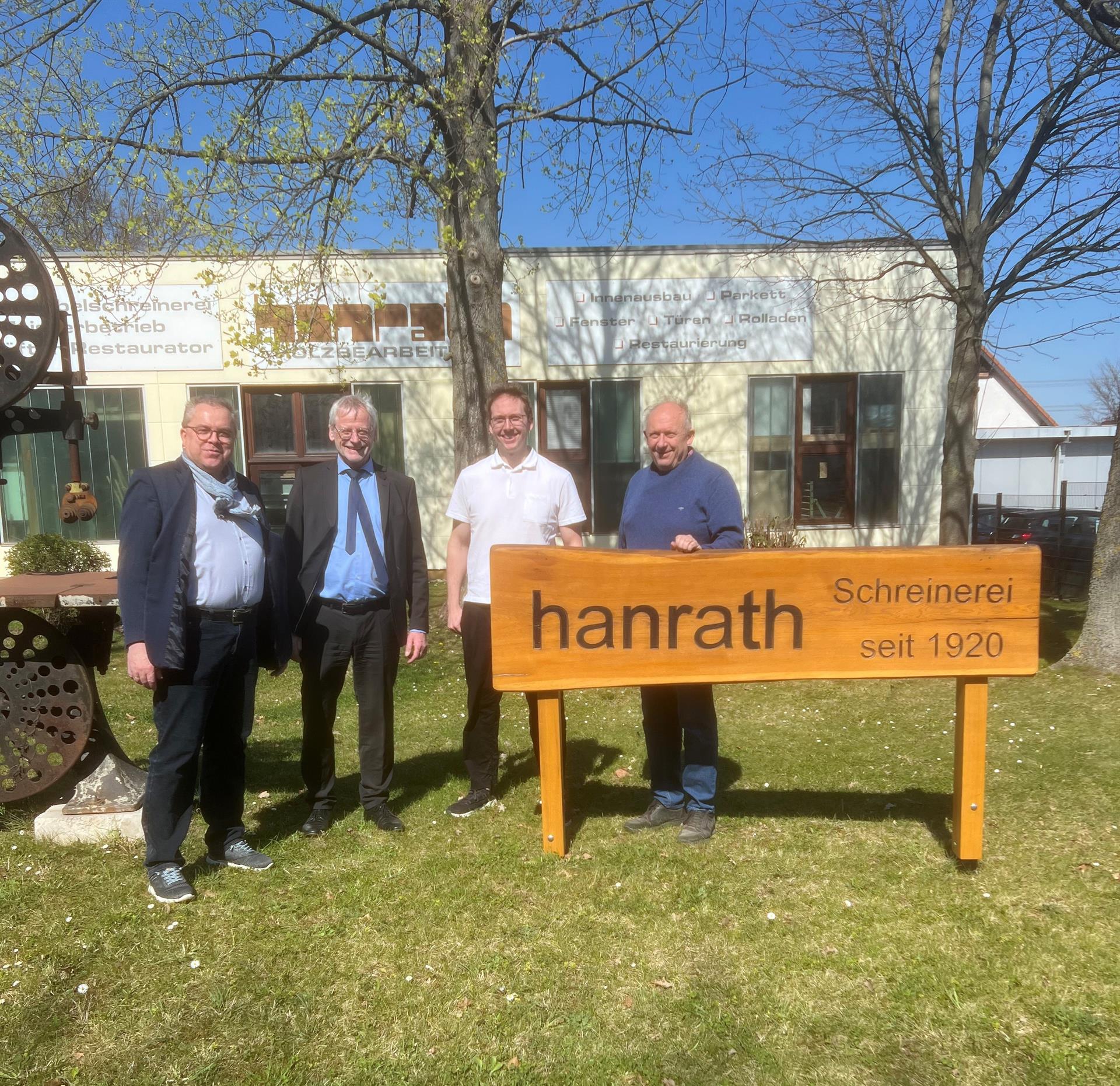 Wirtschaftsförderer Markus Jouaux und Bürgermeister Freytag mit den Geschäftsführern Simon Hanrath und Winfried Hanrath