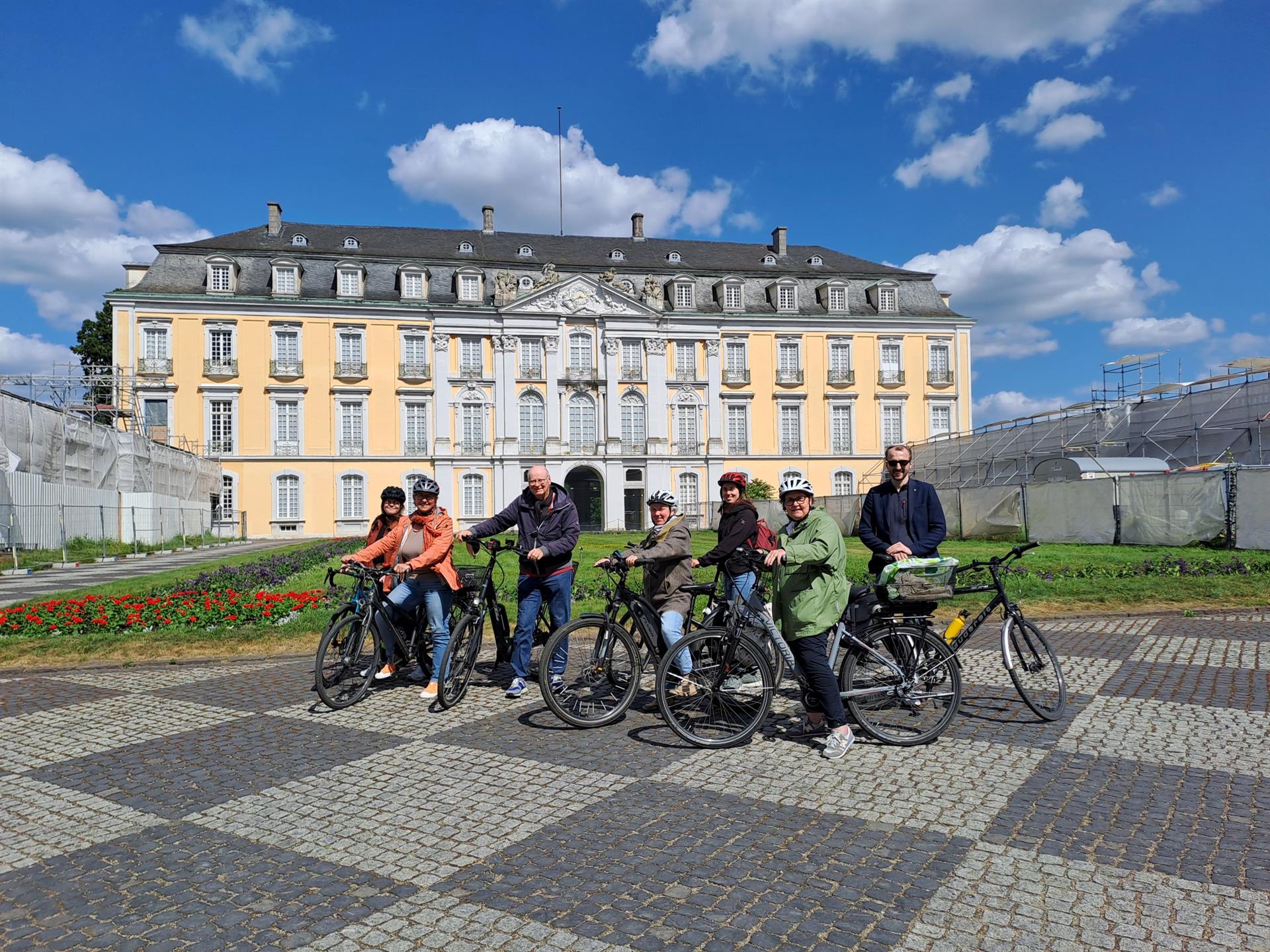 Fahrradfahrerinnen und Fahrradfahrer vor dem Brühler Schloss
