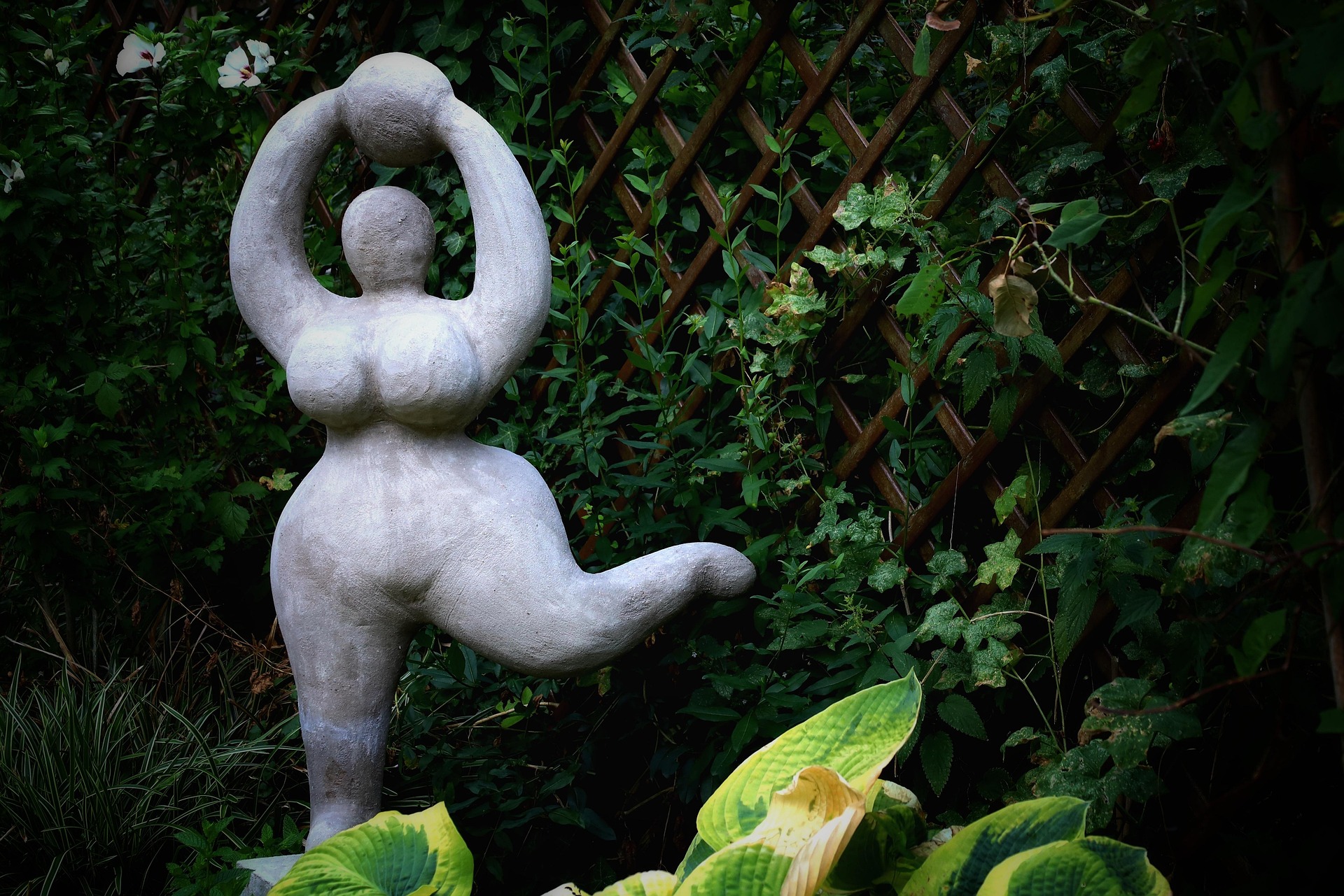Frauenfigur aus Stein