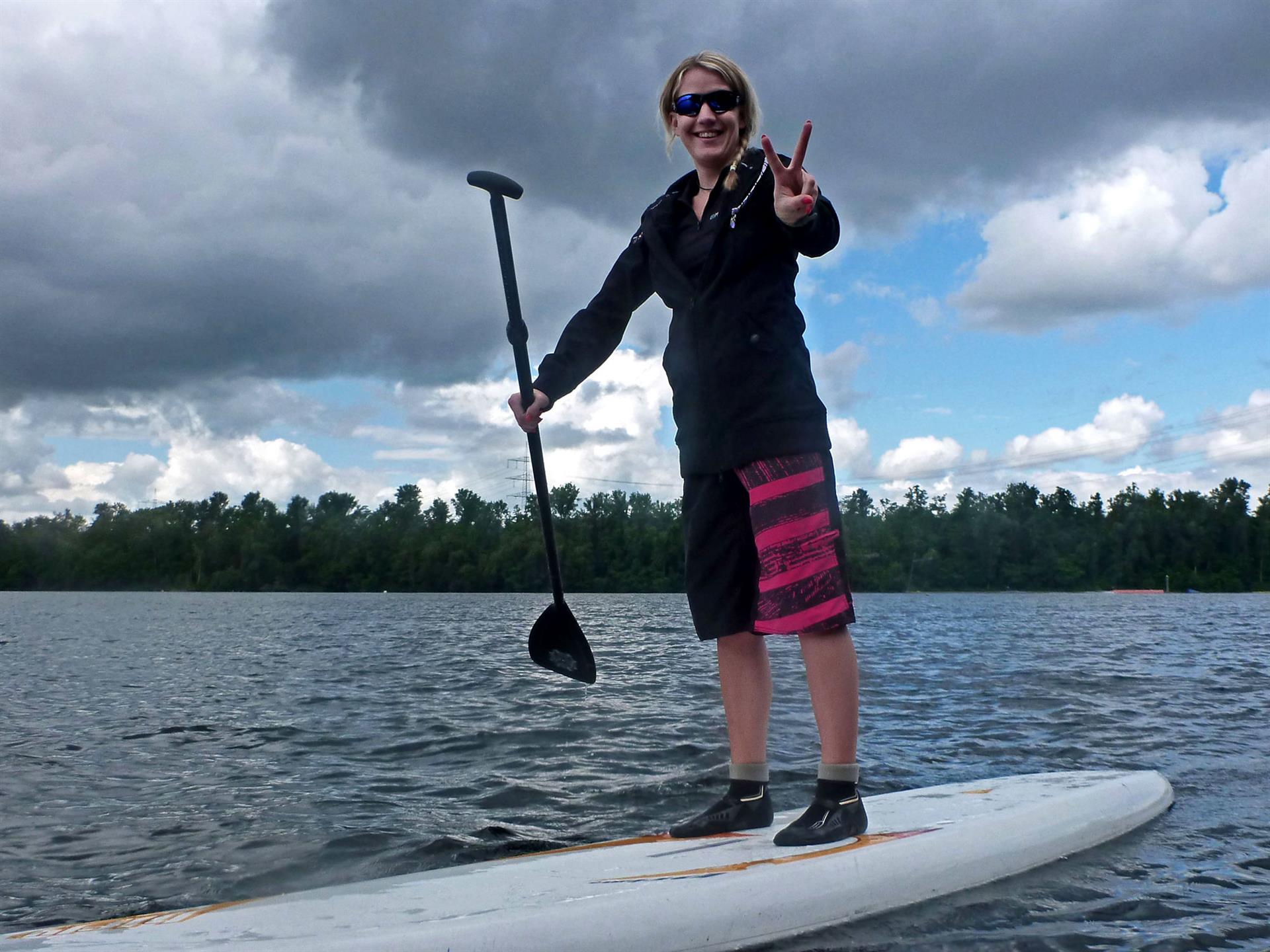 SUP-Fahrerin auf Heider Bergsee