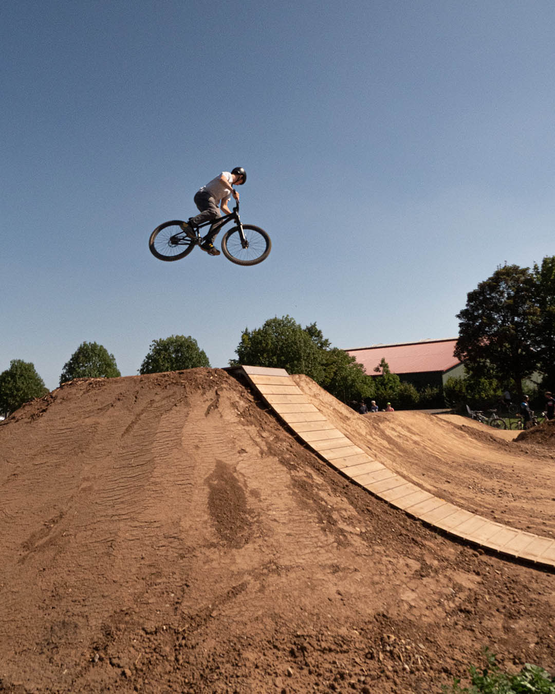 Radfahrer im Sprung auf der Dirt-Bike-Anlage