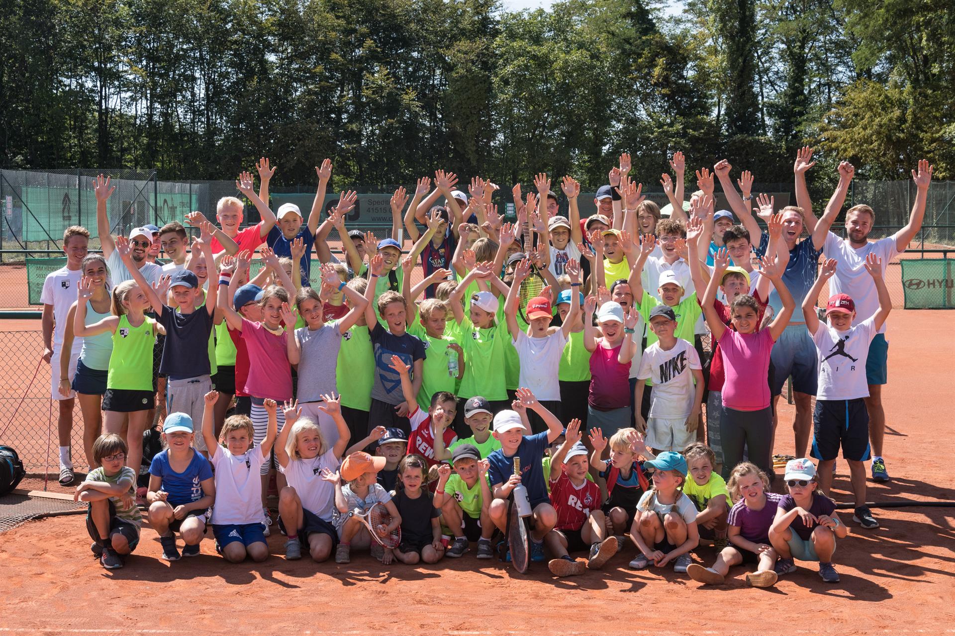 Jubelnde große Kindergruppe