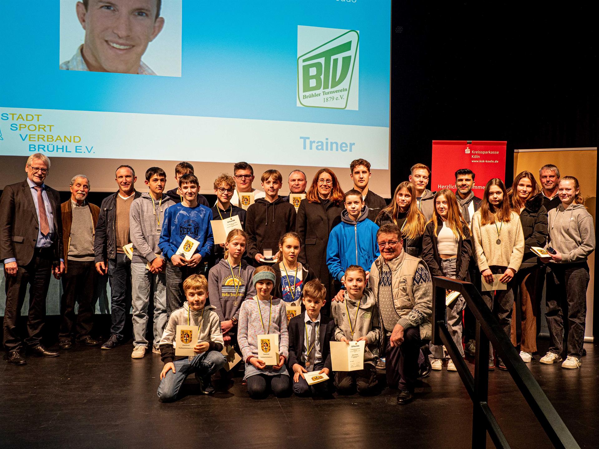 circa 30 Personen alles Judokas BTV auf Bühne