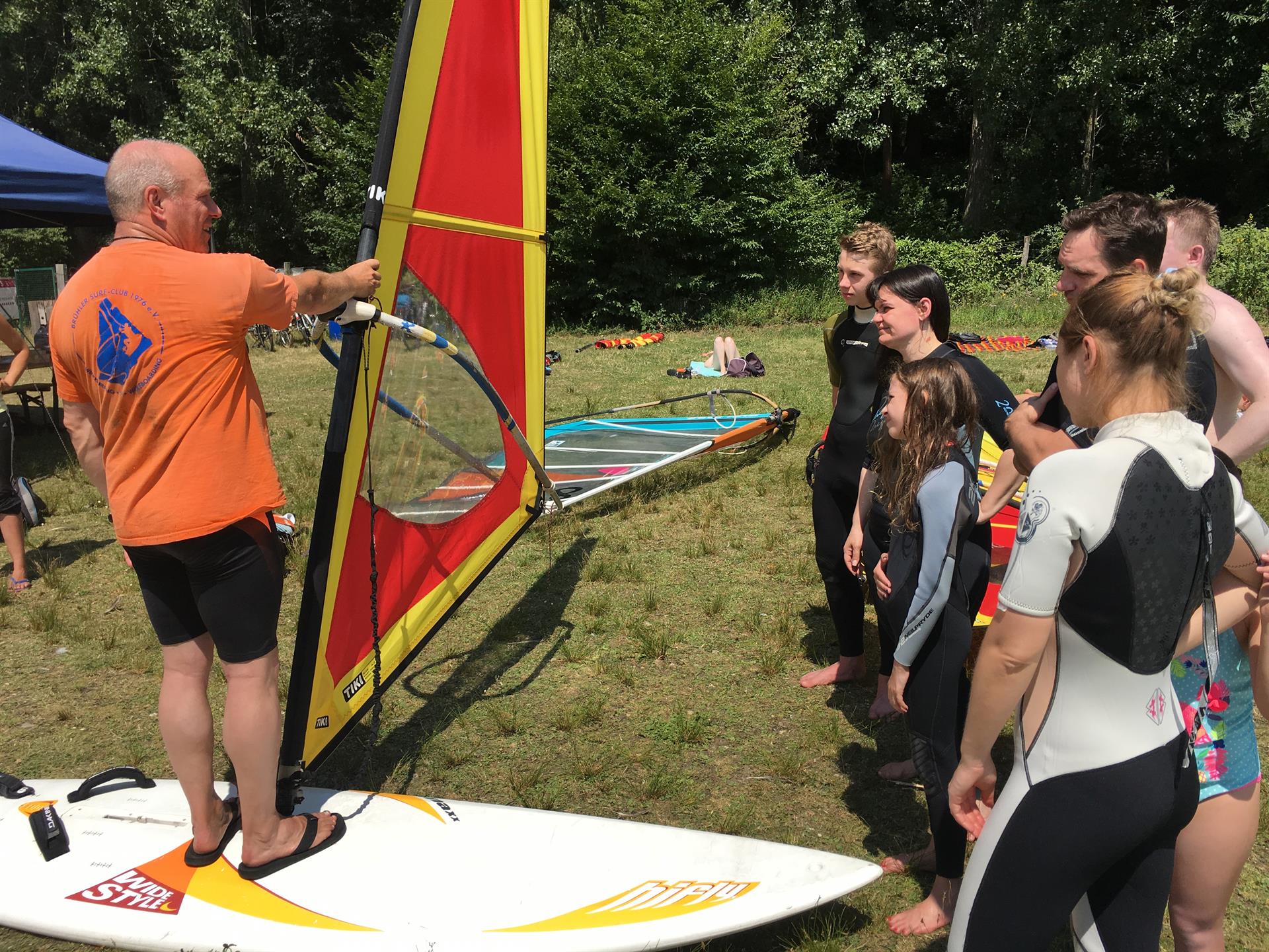 Windsurfer an Land Brühler Surfclub