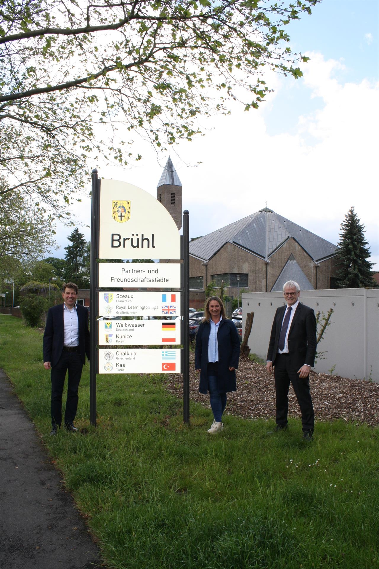 Vorsitzender des Fördervereins Brühler Städtefreundschaften, Michael Wellnitz, Beauftragte für Internationale Städtepartnerschaften, Maria Langwald und Bürgermeister Dieter Freytag (c) Stadt Brühl