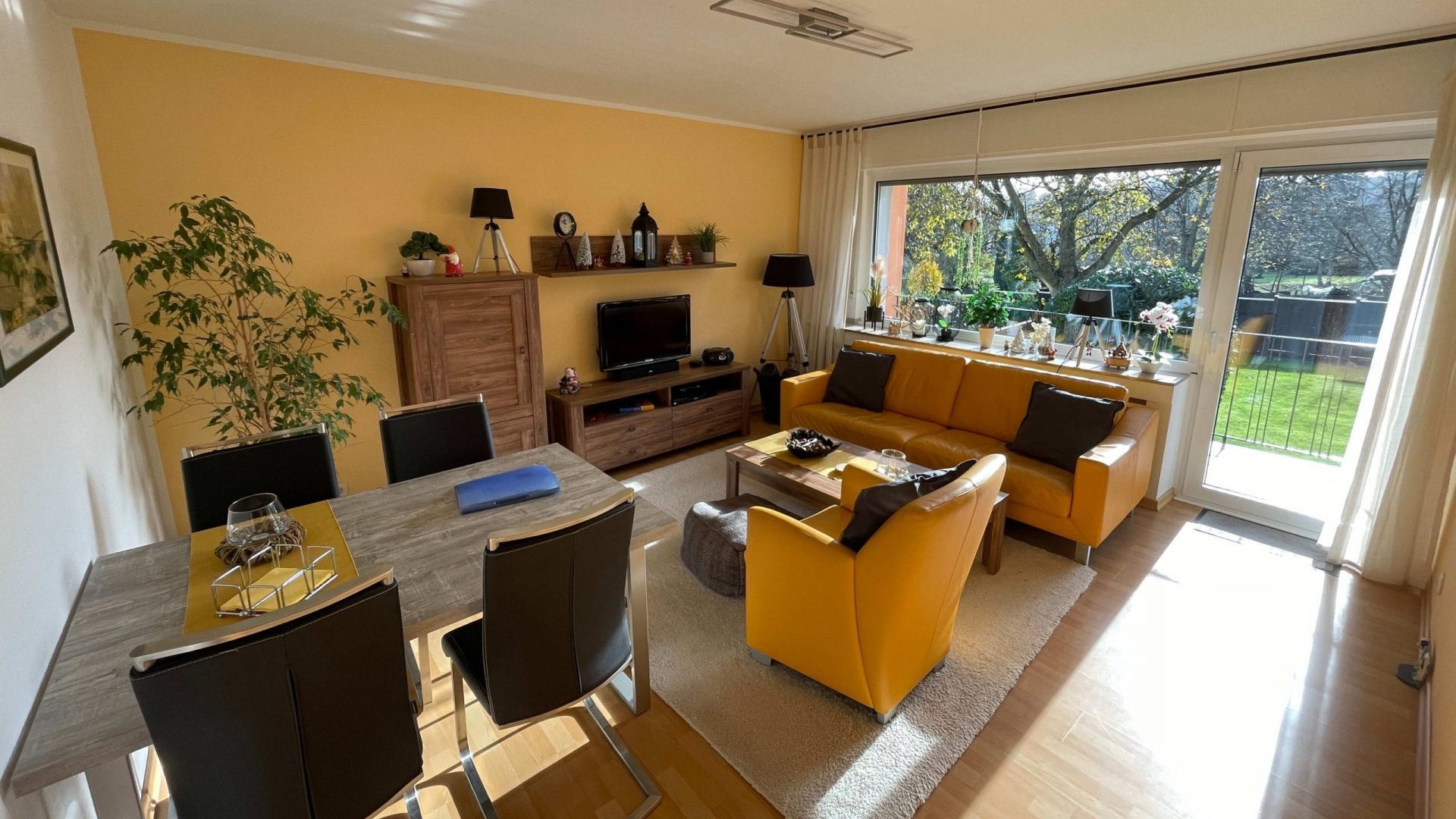 Wohn- und Esszimmer in der Ferienwohnung Schreier (c) Ferienwohnung Schreier