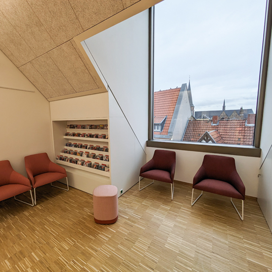 Das Bild zeigt die Lounge der StadtBibliothek Brühl.